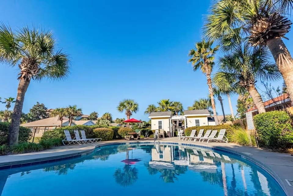 House, 4 Bedrooms | Pool