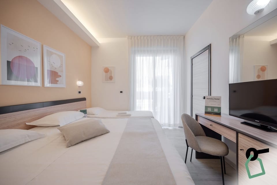 Triple Room | Minibar, in-room safe, desk, free WiFi