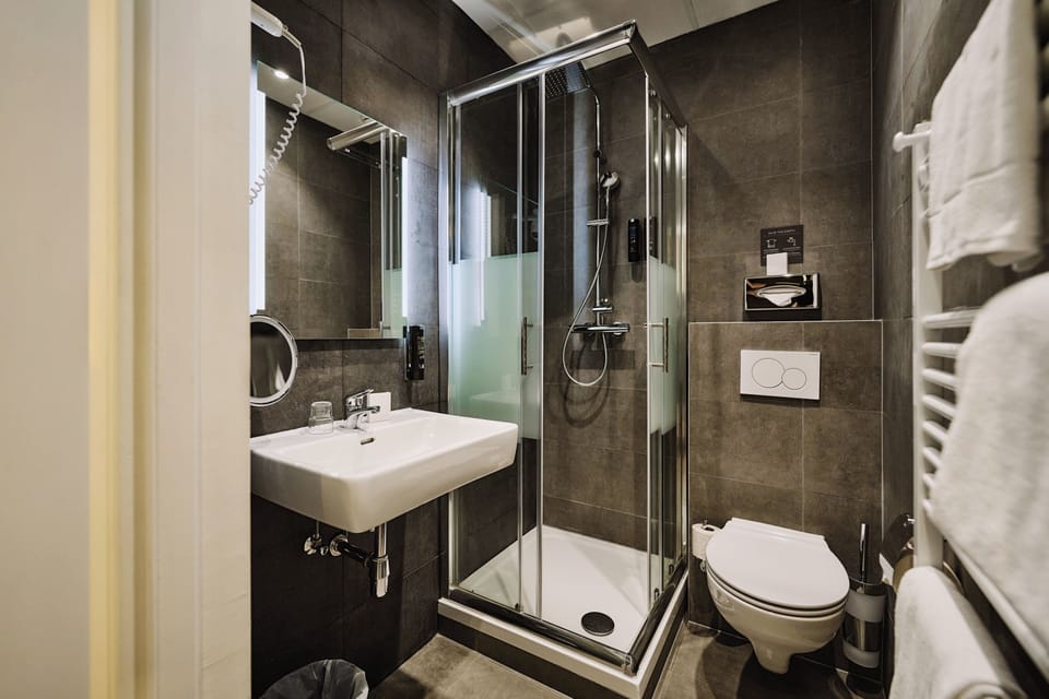 Comfort Single | Bathroom | Shower, hair dryer, bathrobes, slippers