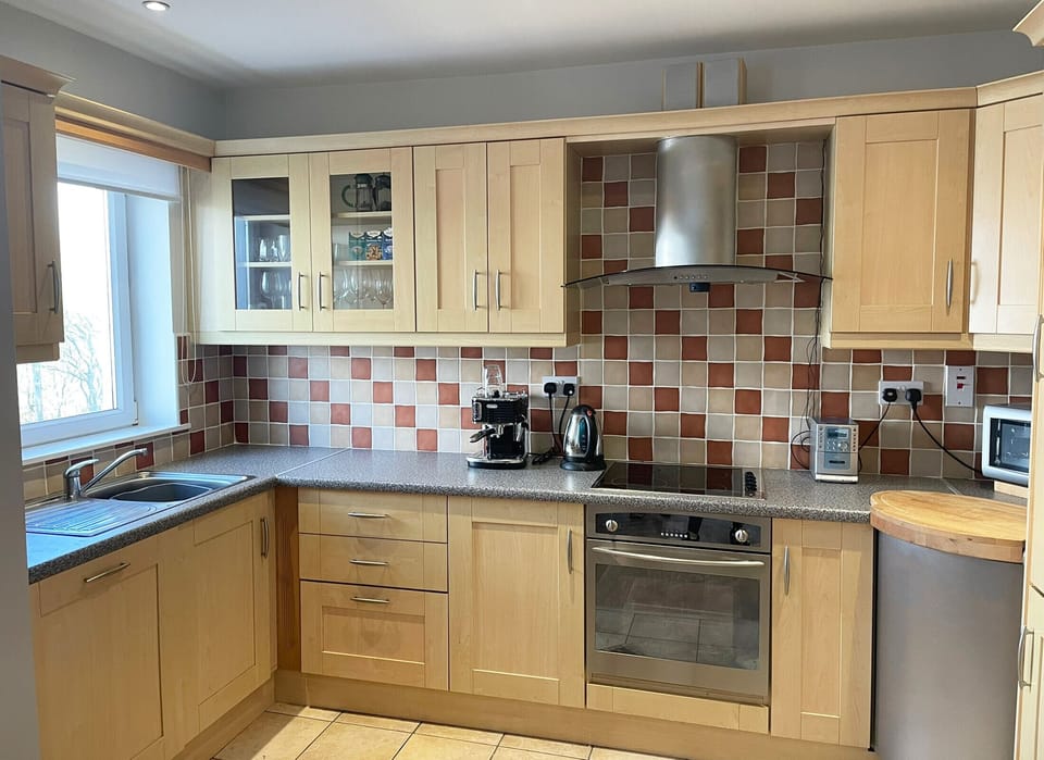 Coffee/tea maker, microwave, oven, dishwasher
