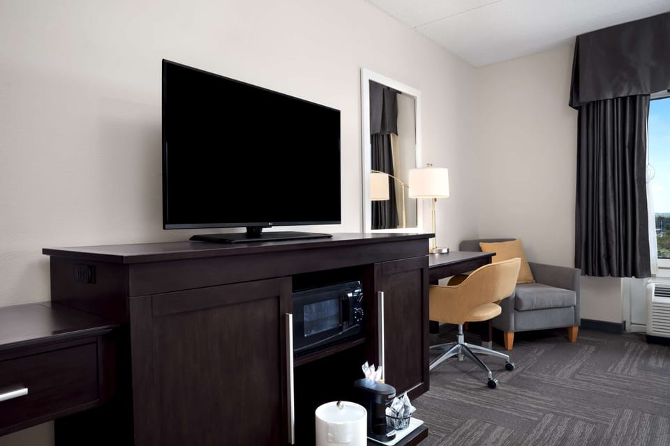 Hypo-allergenic bedding, in-room safe, desk, laptop workspace