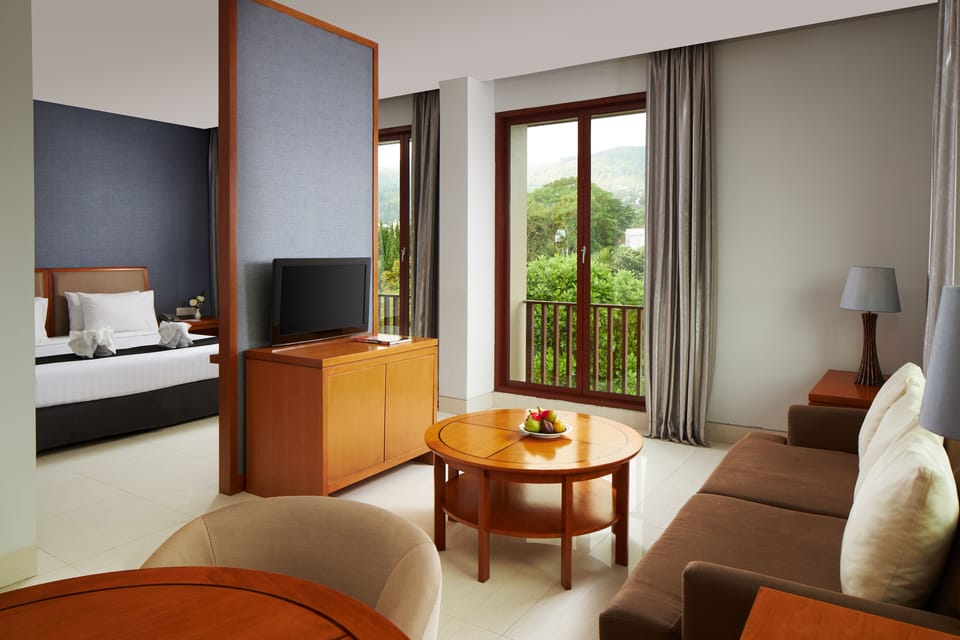 Suite | In-room safe, desk, laptop workspace, free WiFi