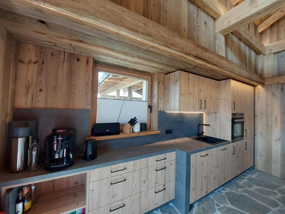 Chalet | Private kitchen | Stovetop, dishwasher