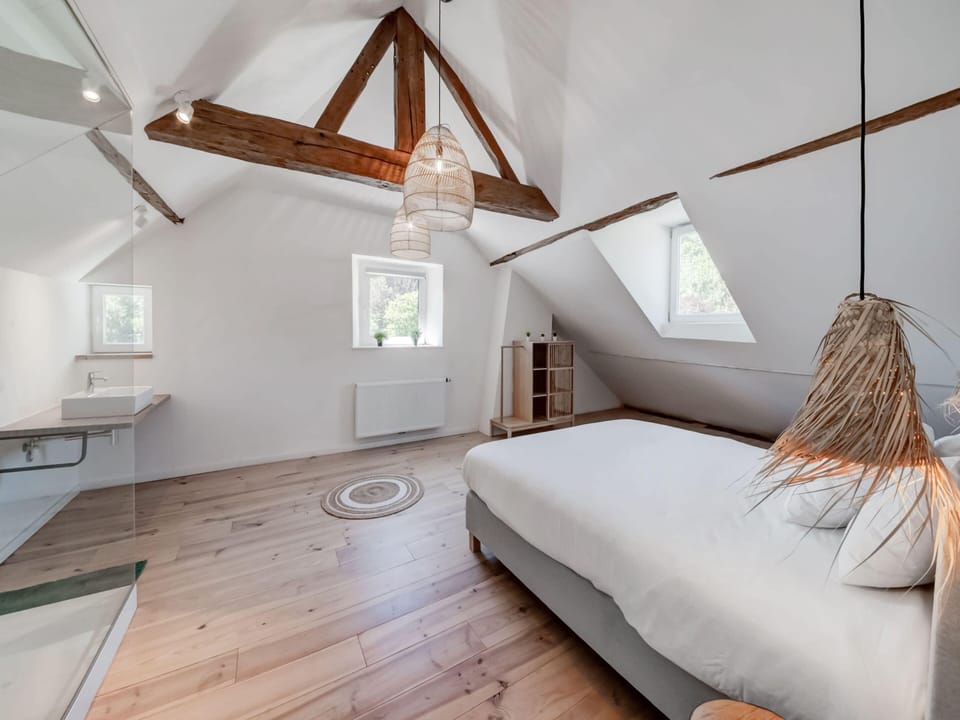 House | 10 bedrooms, iron/ironing board, bed sheets