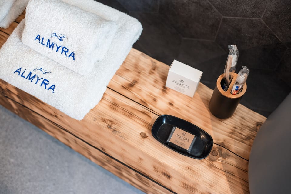 Deluxe Suite with Sea View and Jetted tub | Bathroom | Shower, free toiletries, hair dryer, bathrobes