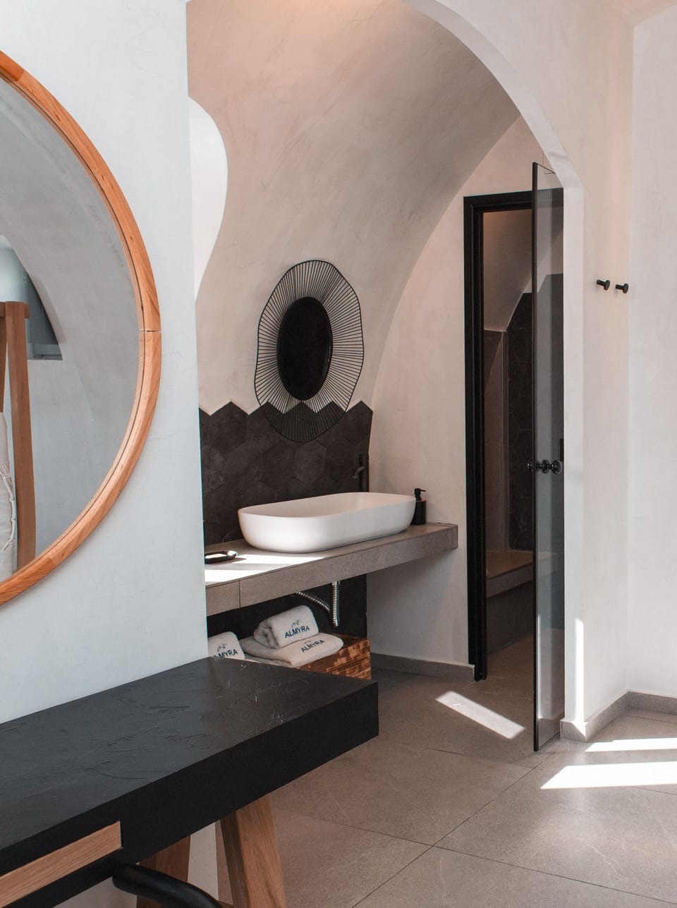 Deluxe Suite with Sea View and Jetted tub | Bathroom | Shower, free toiletries, hair dryer, bathrobes
