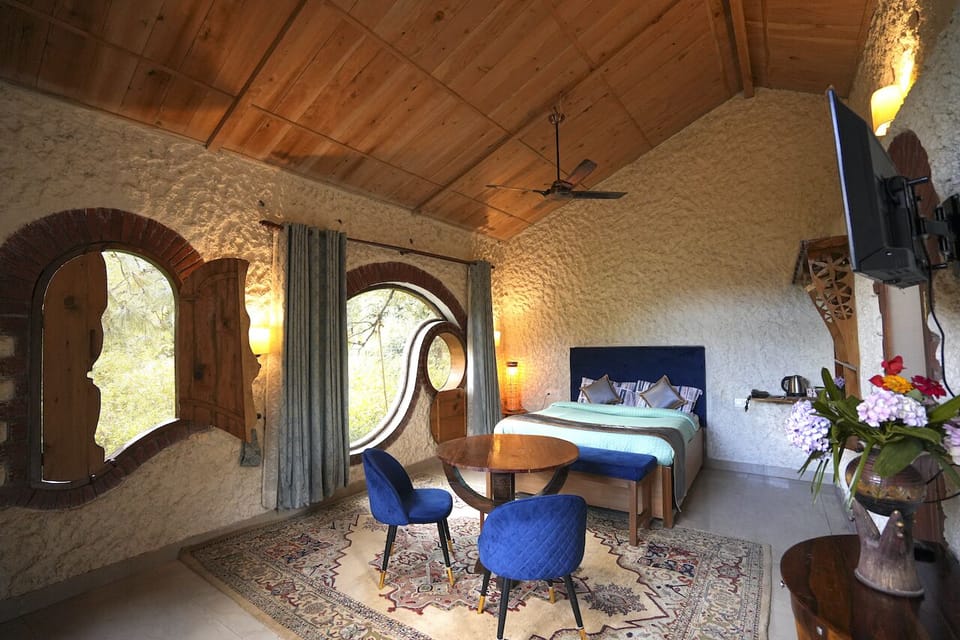Romantic Cabin | Blackout drapes, soundproofing, iron/ironing board, free WiFi