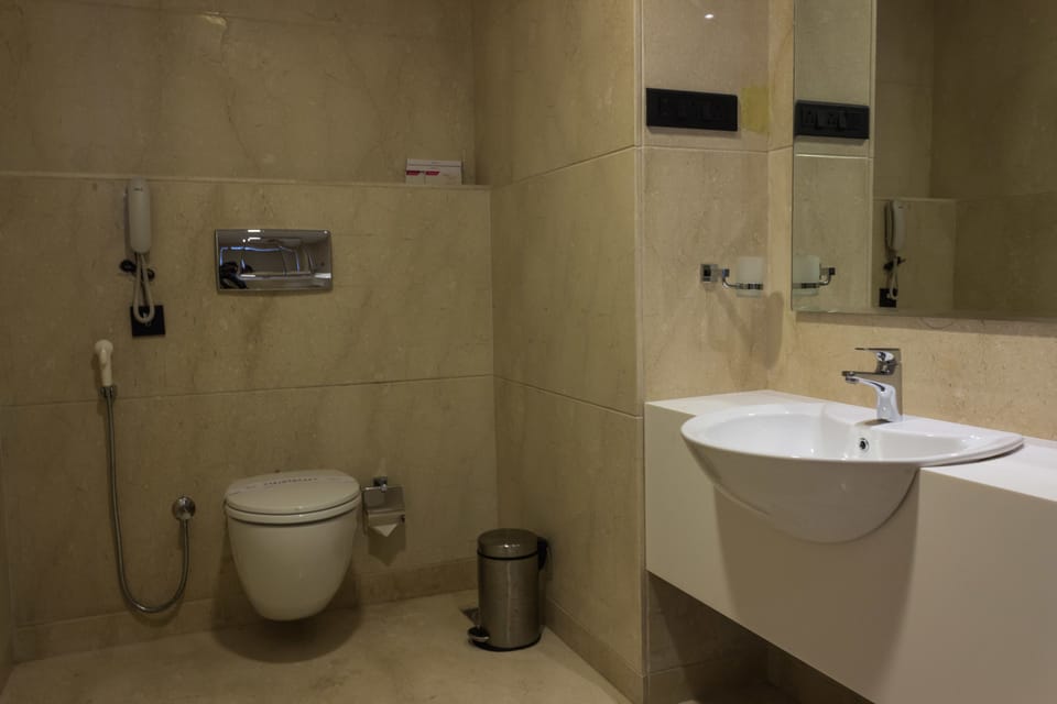 Executive Room | Bathroom | Free toiletries, hair dryer, towels