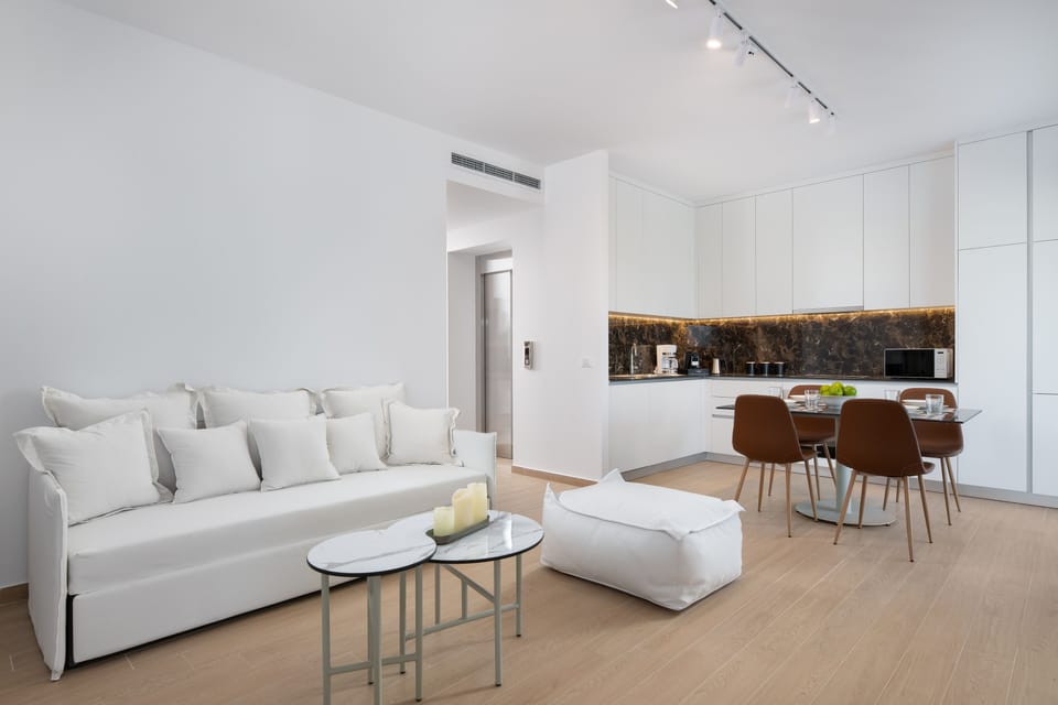 Family Apartment | Living area | 40-inch flat-screen TV with cable channels, TV, Netflix