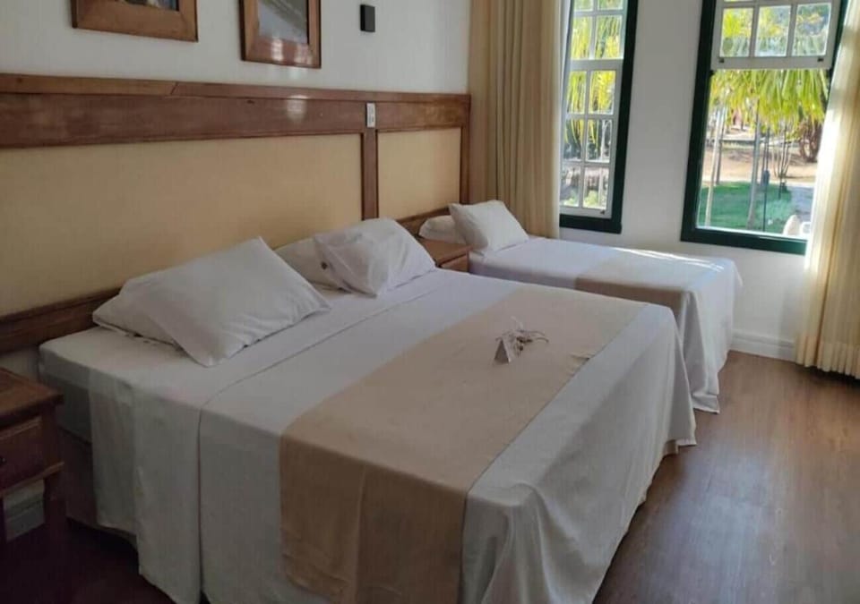Deluxe Room | Hypo-allergenic bedding available, minibar, in-room safe, desk