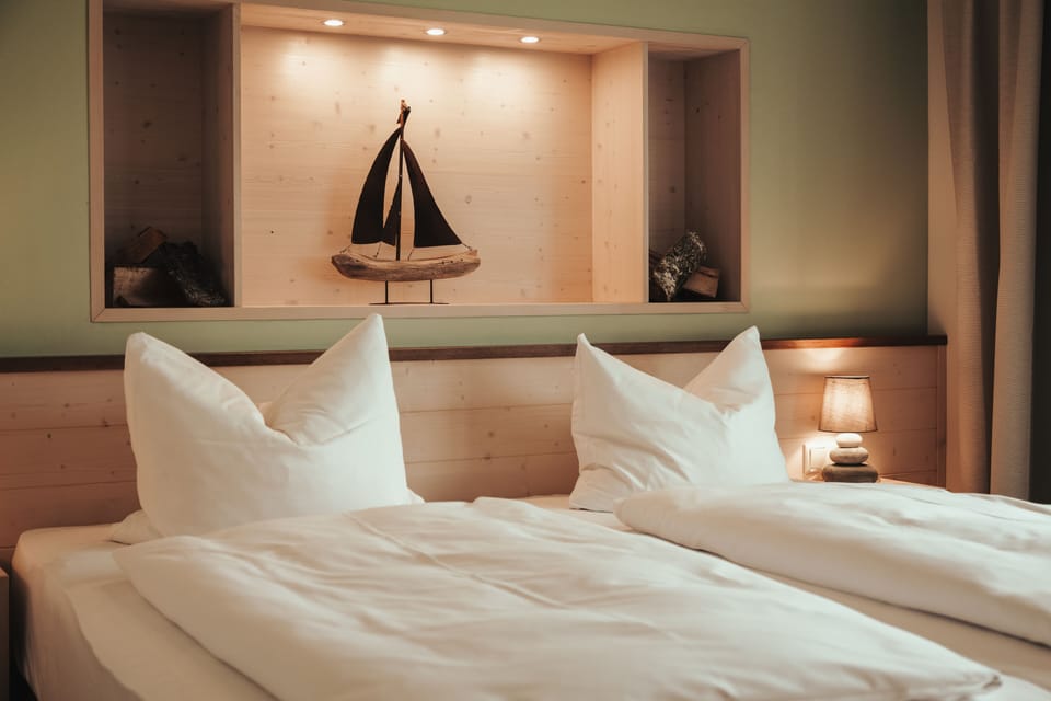 Hypo-allergenic bedding, desk, free WiFi, bed sheets