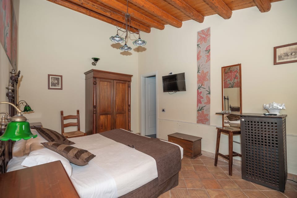 Standard Double Room | Minibar, in-room safe, desk, soundproofing