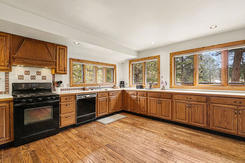 House, 4 Bedrooms | Private kitchen | Coffee/tea maker, fridge, oven, electric kettle
