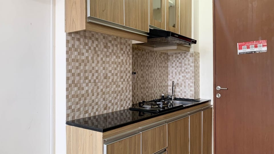 Deluxe Apartment | Private kitchen | Full-size fridge, stovetop, rice cooker, cookware/dishes/utensils