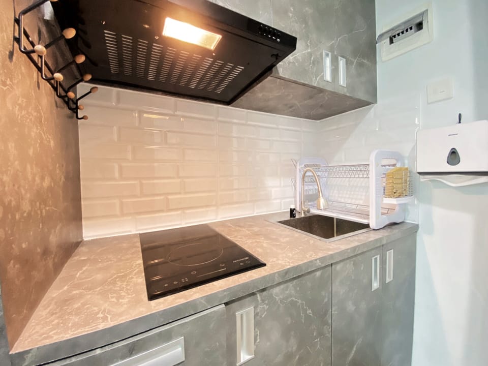 Deluxe Apartment | Private kitchen | Full-size fridge, stovetop, rice cooker, cookware/dishes/utensils