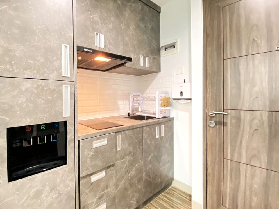 Deluxe Apartment | Private kitchen | Full-size fridge, stovetop, rice cooker, cookware/dishes/utensils