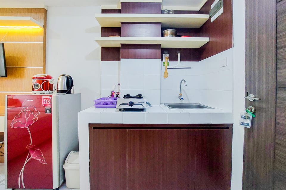 Deluxe Apartment | Private kitchen | Full-size fridge, stovetop