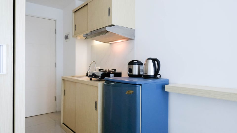 Deluxe Apartment | Private kitchen | Full-size fridge, stovetop, rice cooker, cookware/dishes/utensils