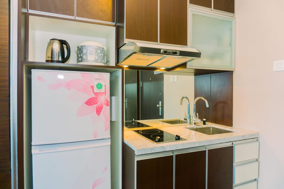 Deluxe Apartment | Private kitchen | Full-size fridge, stovetop, rice cooker, cookware/dishes/utensils