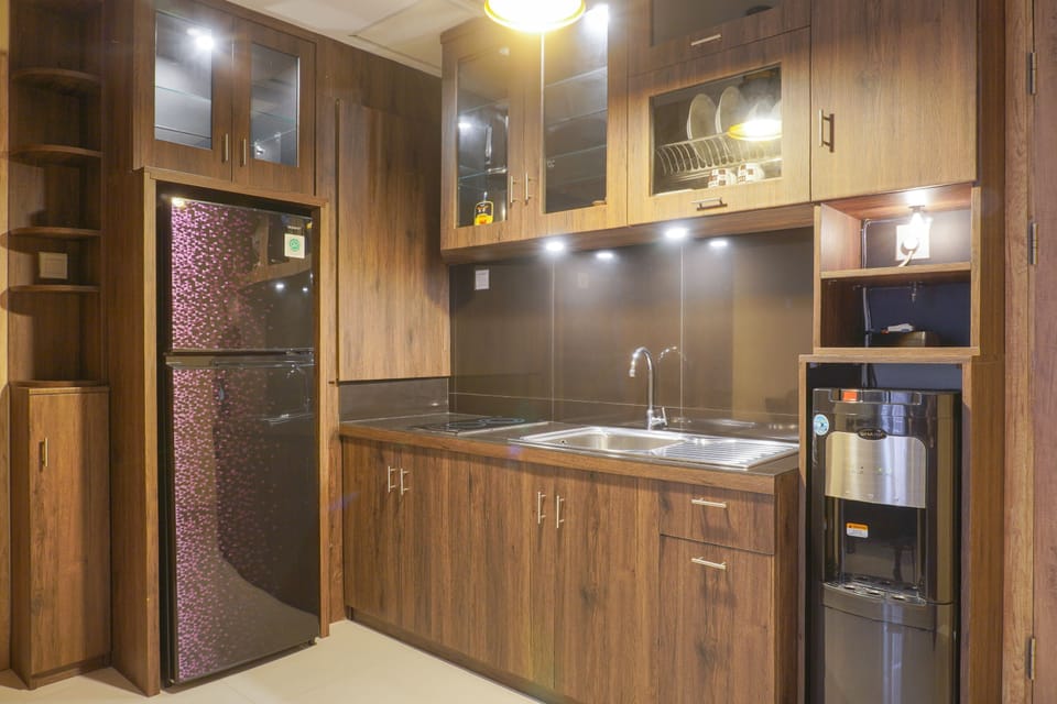 Deluxe Apartment | Private kitchen | Full-size fridge, stovetop, rice cooker, cookware/dishes/utensils