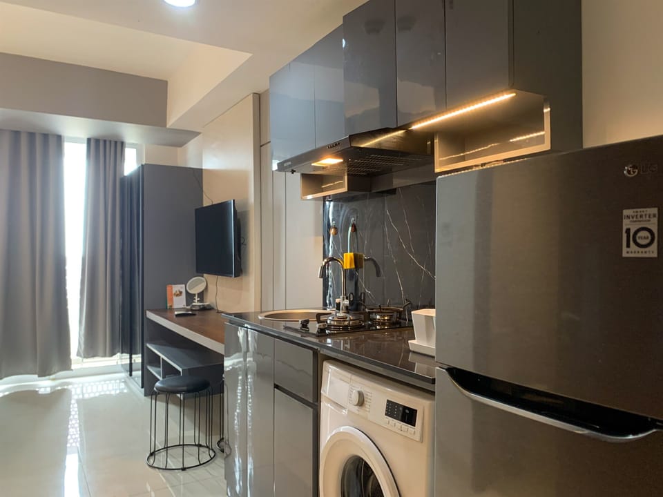 Deluxe Apartment | Private kitchen | Full-size fridge, stovetop, rice cooker, cookware/dishes/utensils
