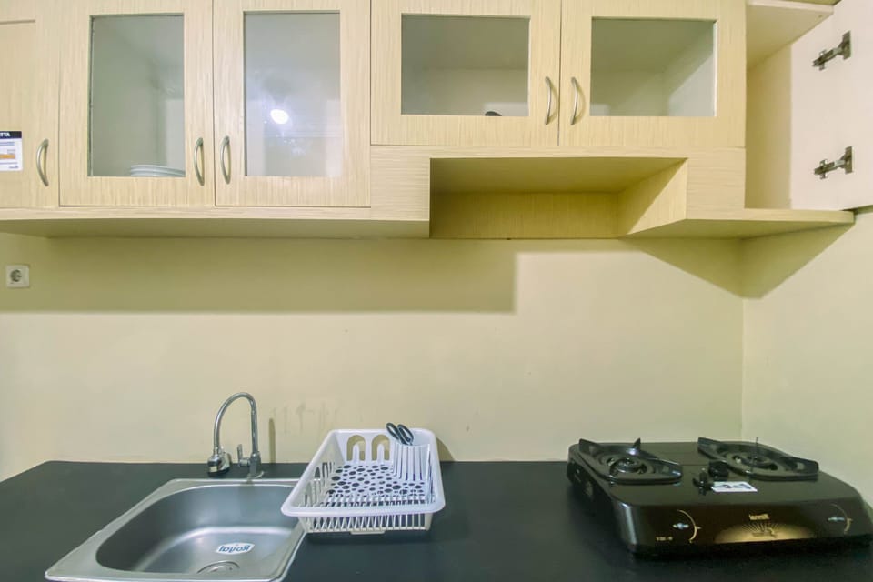Deluxe Apartment | Private kitchen | Full-size fridge, stovetop, rice cooker, cookware/dishes/utensils