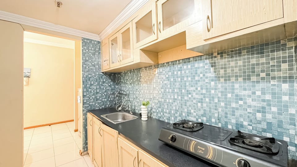 Deluxe Apartment | Private kitchen | Full-size fridge, stovetop, rice cooker, cookware/dishes/utensils