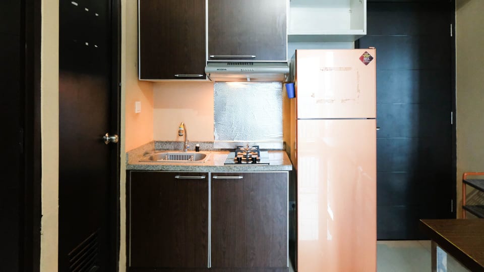 Deluxe Apartment | Private kitchen | Full-size fridge, stovetop, rice cooker, cookware/dishes/utensils