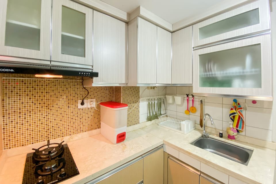 Deluxe Apartment | Private kitchen | Full-size fridge, stovetop, rice cooker, cookware/dishes/utensils