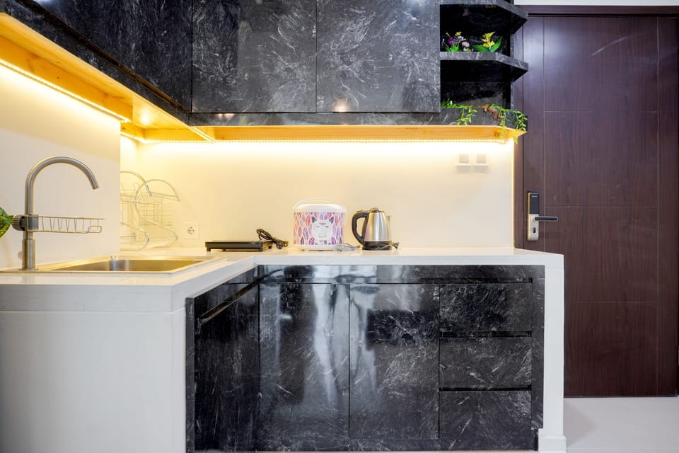Deluxe Apartment | Private kitchen | Full-size fridge, stovetop, rice cooker