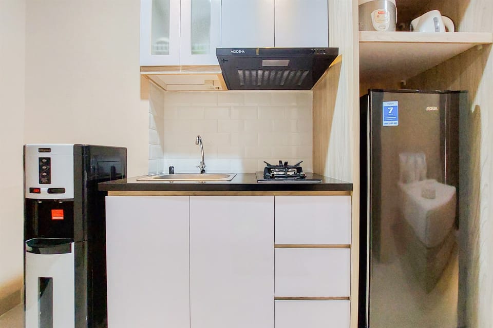 Deluxe Apartment | Private kitchen | Full-size fridge, stovetop