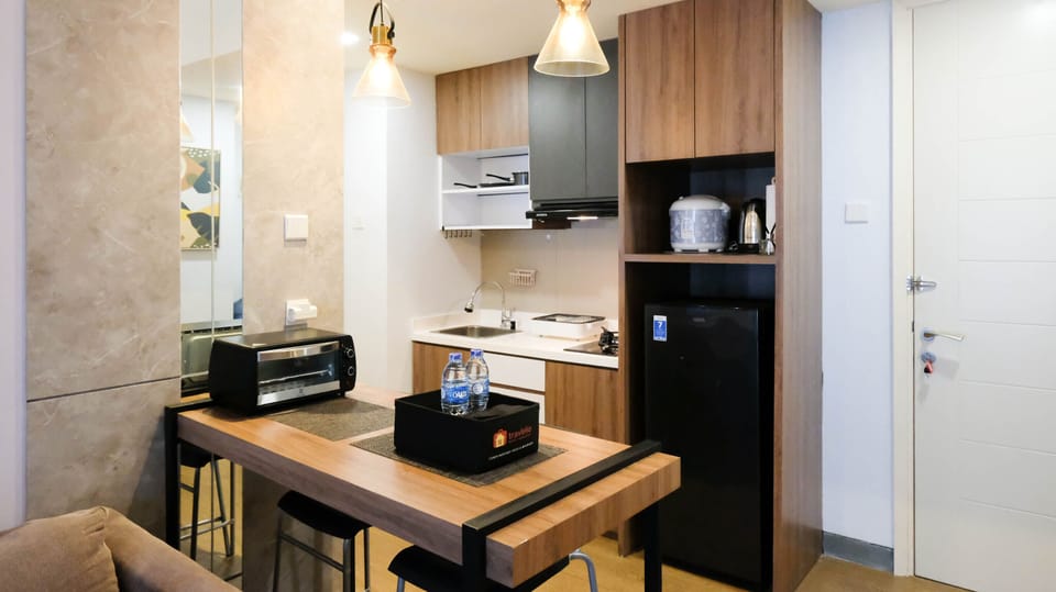 Deluxe Apartment | Private kitchen | Full-size fridge, stovetop