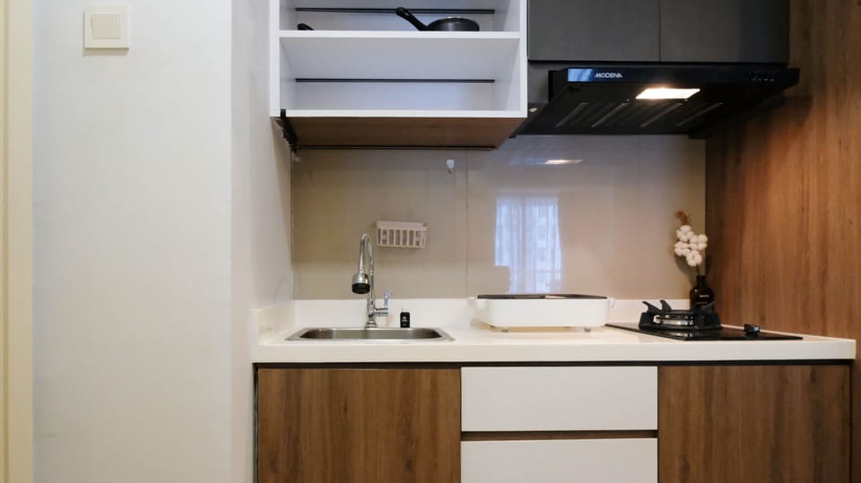 Deluxe Apartment | Private kitchen | Full-size fridge, stovetop