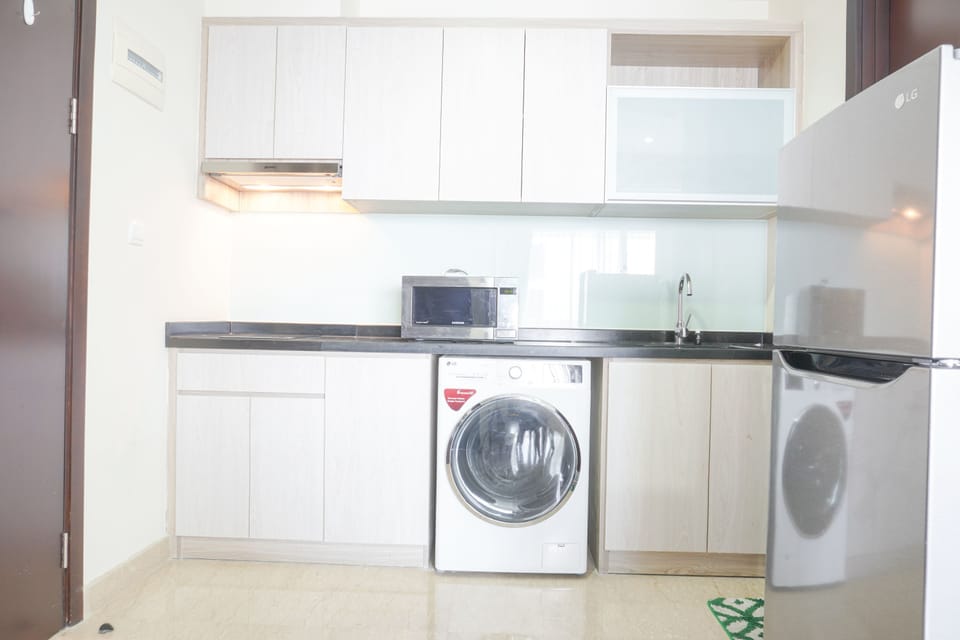 Deluxe Apartment | Private kitchen | Full-size fridge, microwave, stovetop, rice cooker