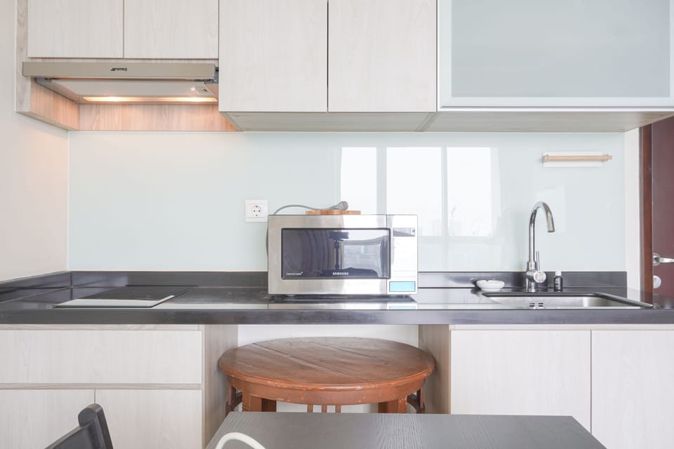 Deluxe Apartment | Private kitchen | Full-size fridge, microwave, stovetop, rice cooker
