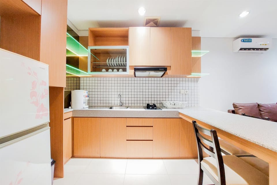 Deluxe Apartment | Private kitchen | Full-size fridge, stovetop, rice cooker, cookware/dishes/utensils