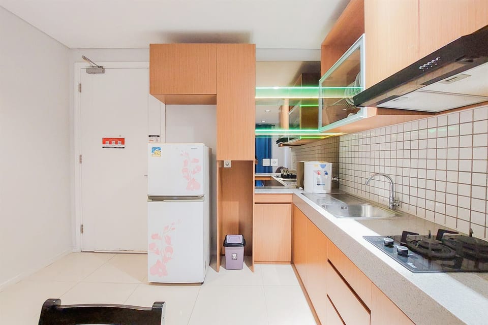 Deluxe Apartment | Private kitchen | Full-size fridge, stovetop, rice cooker, cookware/dishes/utensils