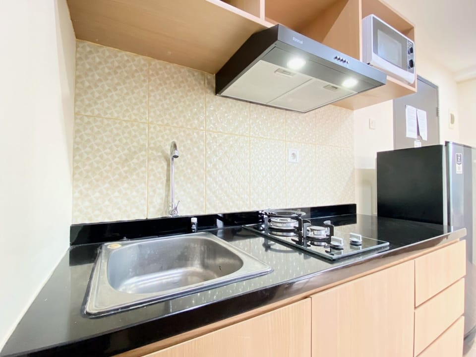 Deluxe Apartment | Private kitchen | Full-size fridge, microwave, stovetop, rice cooker
