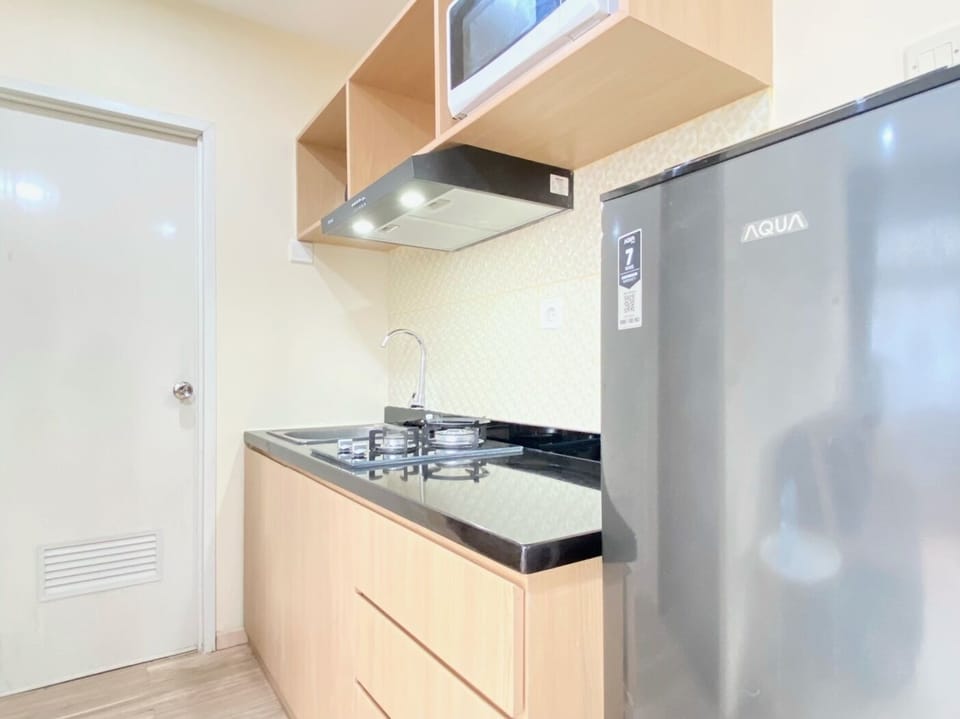 Deluxe Apartment | Private kitchen | Full-size fridge, microwave, stovetop, rice cooker