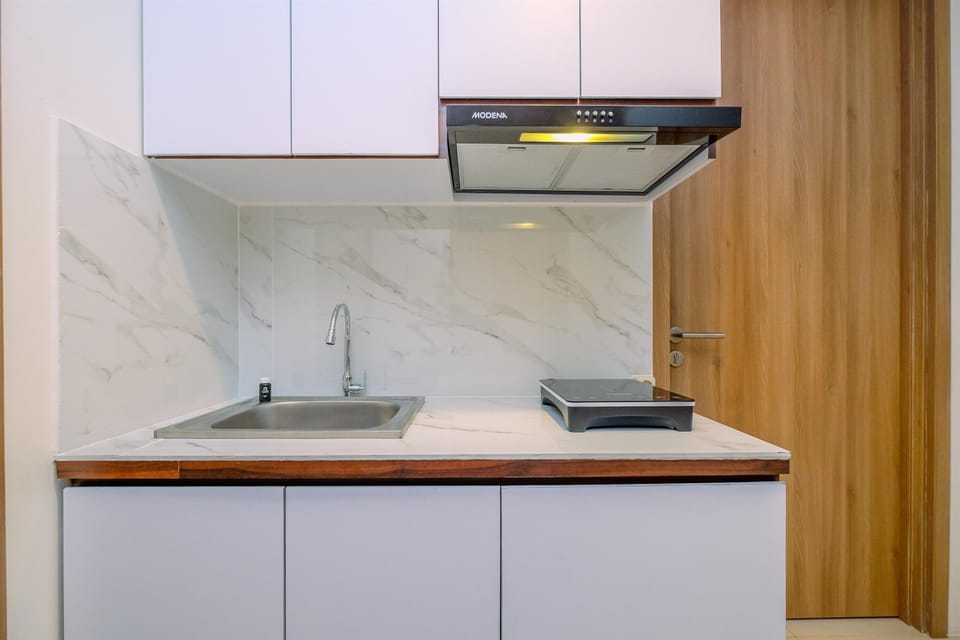 Deluxe Apartment | Private kitchen | Full-size fridge, stovetop