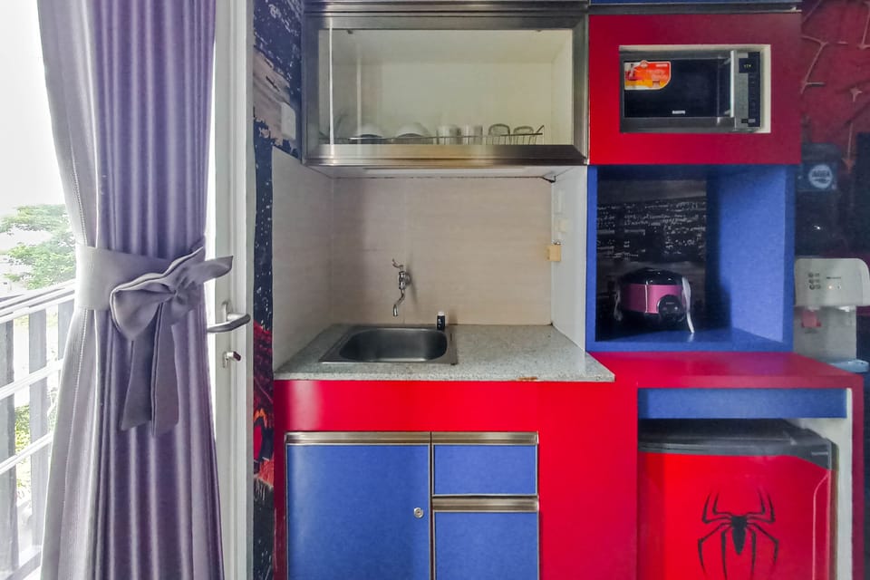 Deluxe Apartment | Private kitchen | Full-size fridge, stovetop