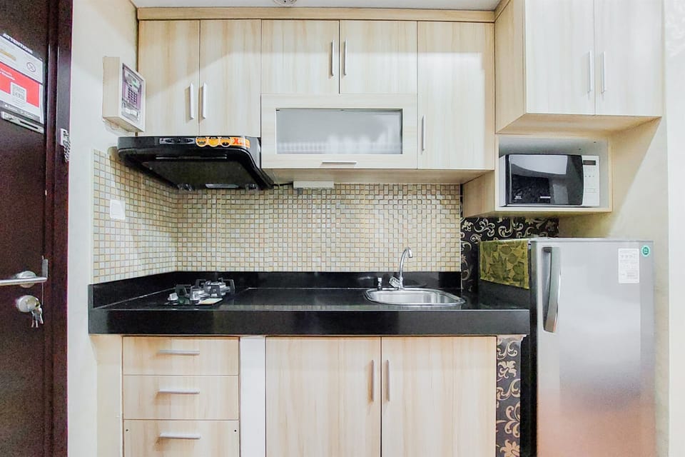 Deluxe Apartment | Private kitchen | Full-size fridge, stovetop