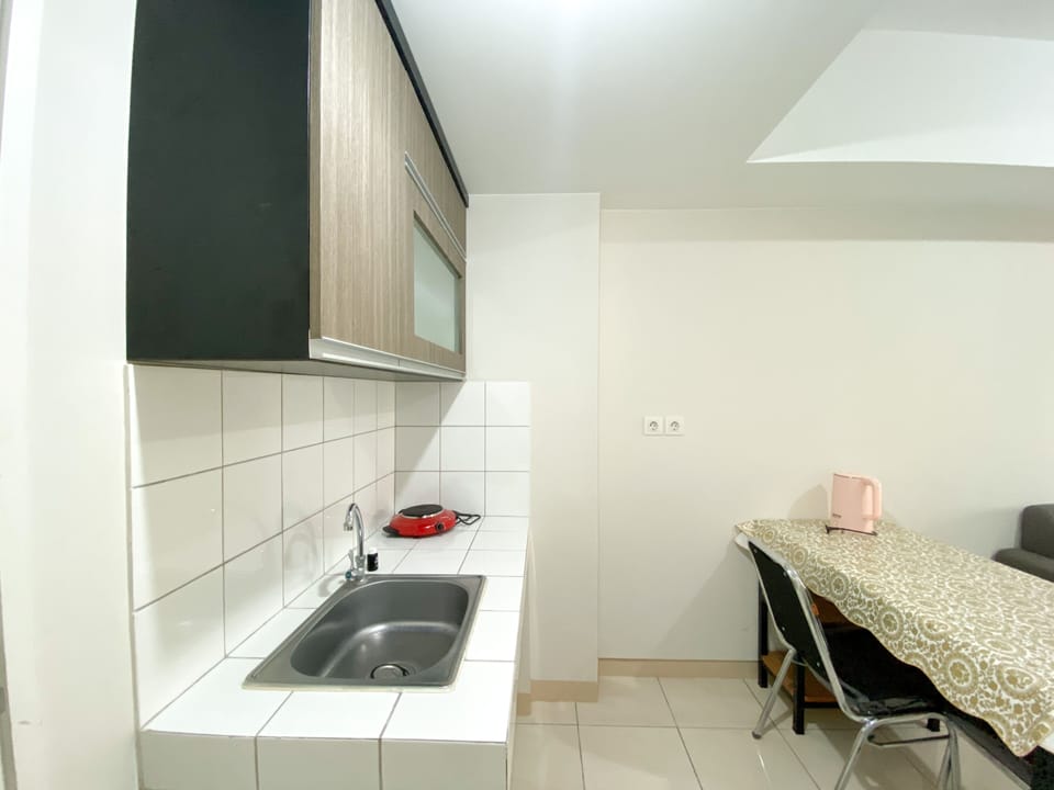 Deluxe Apartment | Private kitchen | Full-size fridge, stovetop