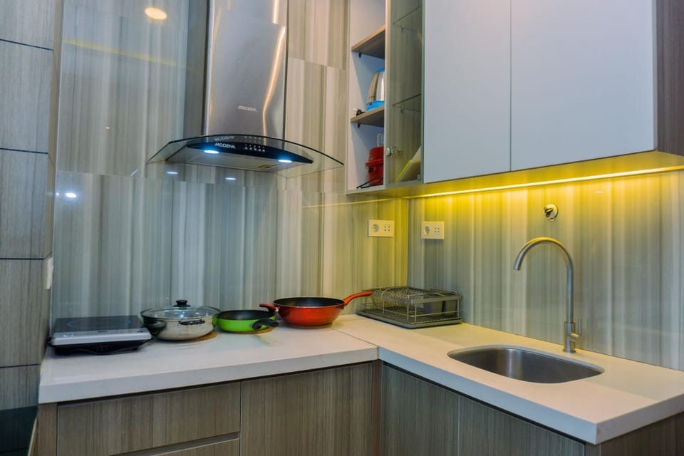Deluxe Apartment | Private kitchen | Full-size fridge, stovetop