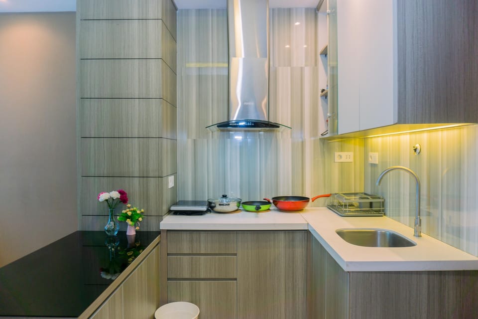 Deluxe Apartment | Private kitchen | Full-size fridge, stovetop