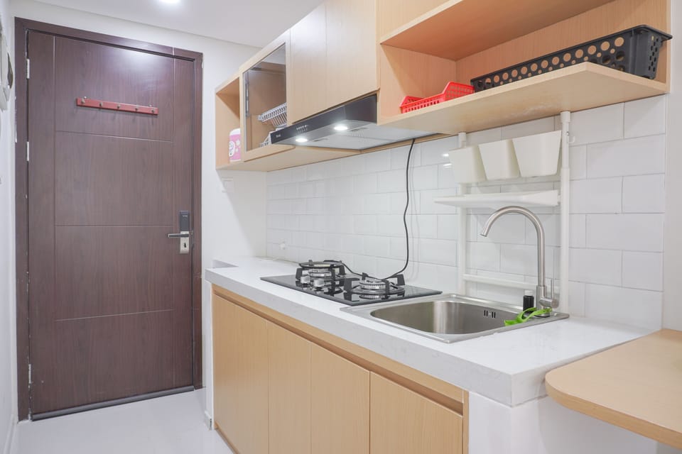 Deluxe Apartment | Private kitchen | Full-size fridge, stovetop