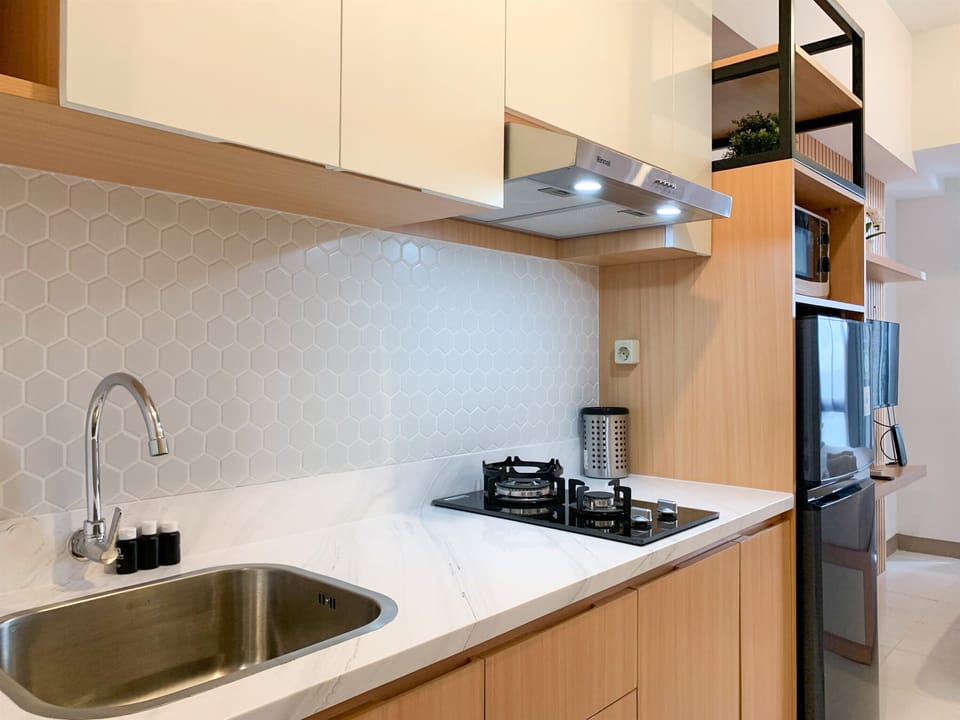 Deluxe Apartment | Private kitchen | Full-size fridge, stovetop