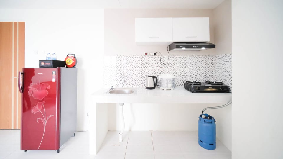 Deluxe Apartment | Private kitchen | Full-size fridge, stovetop