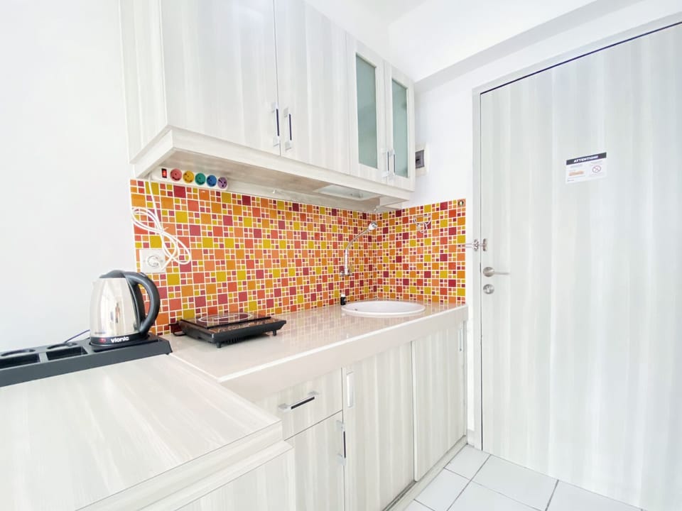 Deluxe Apartment | Private kitchen | Full-size fridge, stovetop
