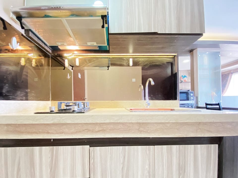 Deluxe Apartment | Private kitchen | Full-size fridge, stovetop